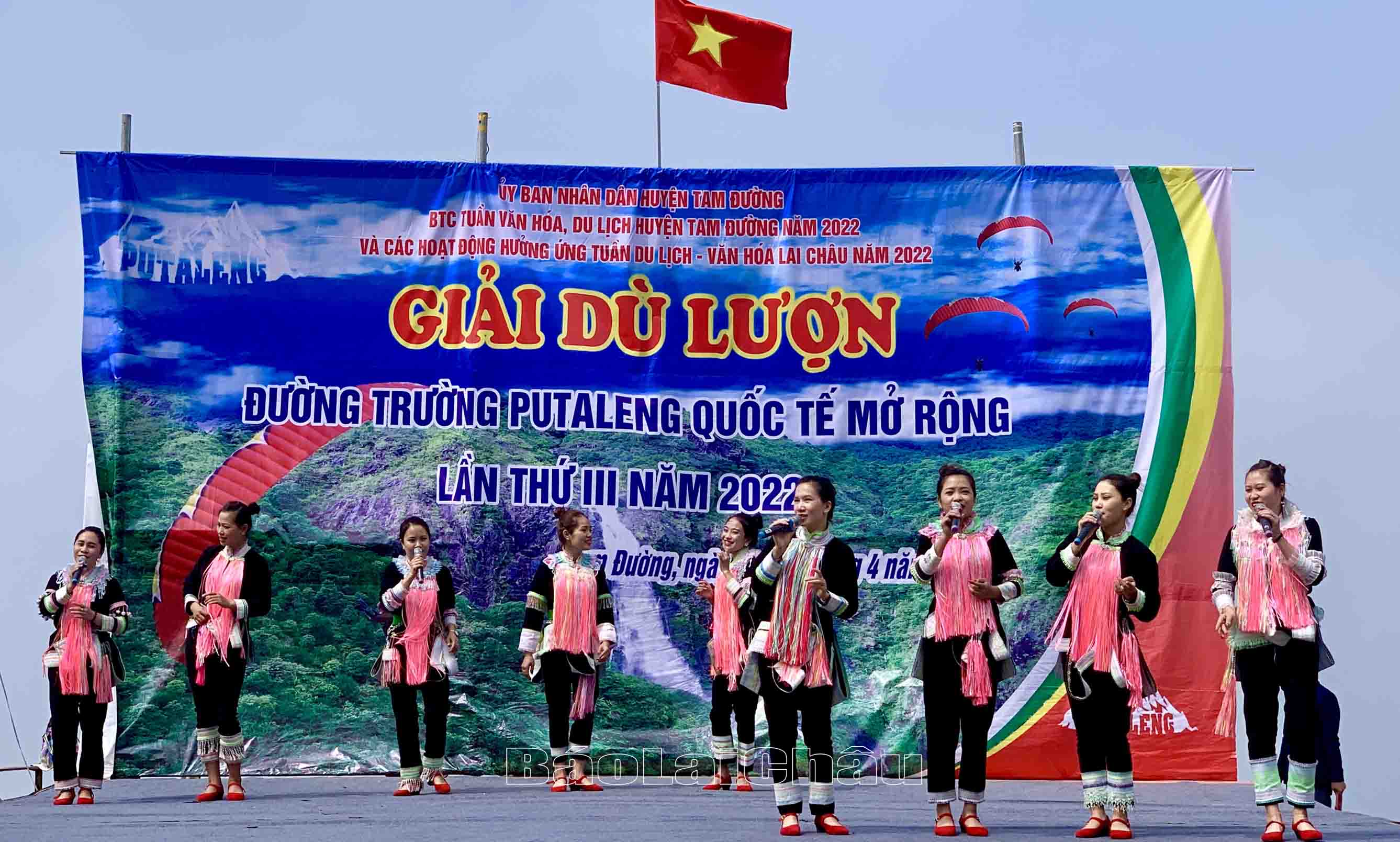Tiết mục văn nghệ tại Festival Dù lượn.